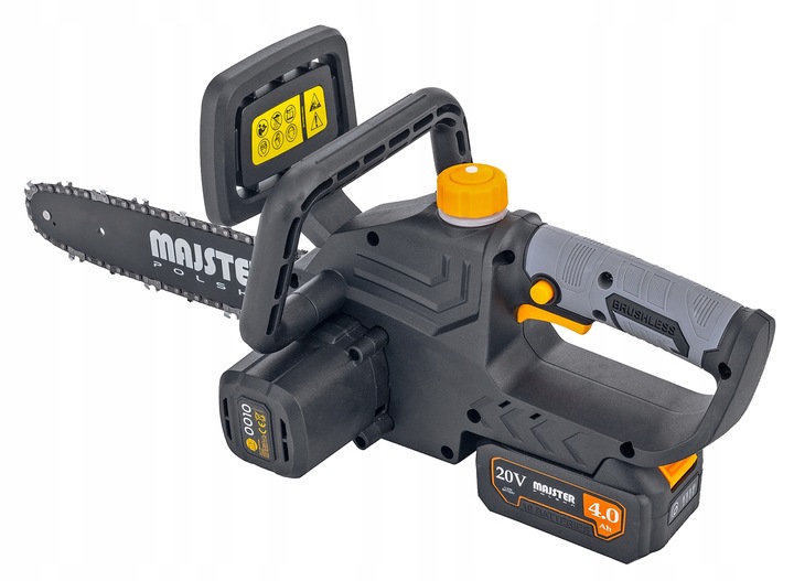 Bezszczotkowa piła łańcuchowa akumulatorowa marki Majster Polska, dominują kolory czarny i szary, z pomarańczowymi akcentami (np. na korku zbiornika oleju, przycisku zwalniającym akumulator, pokrętle regulacji łańcucha) - ujęcie nr 5